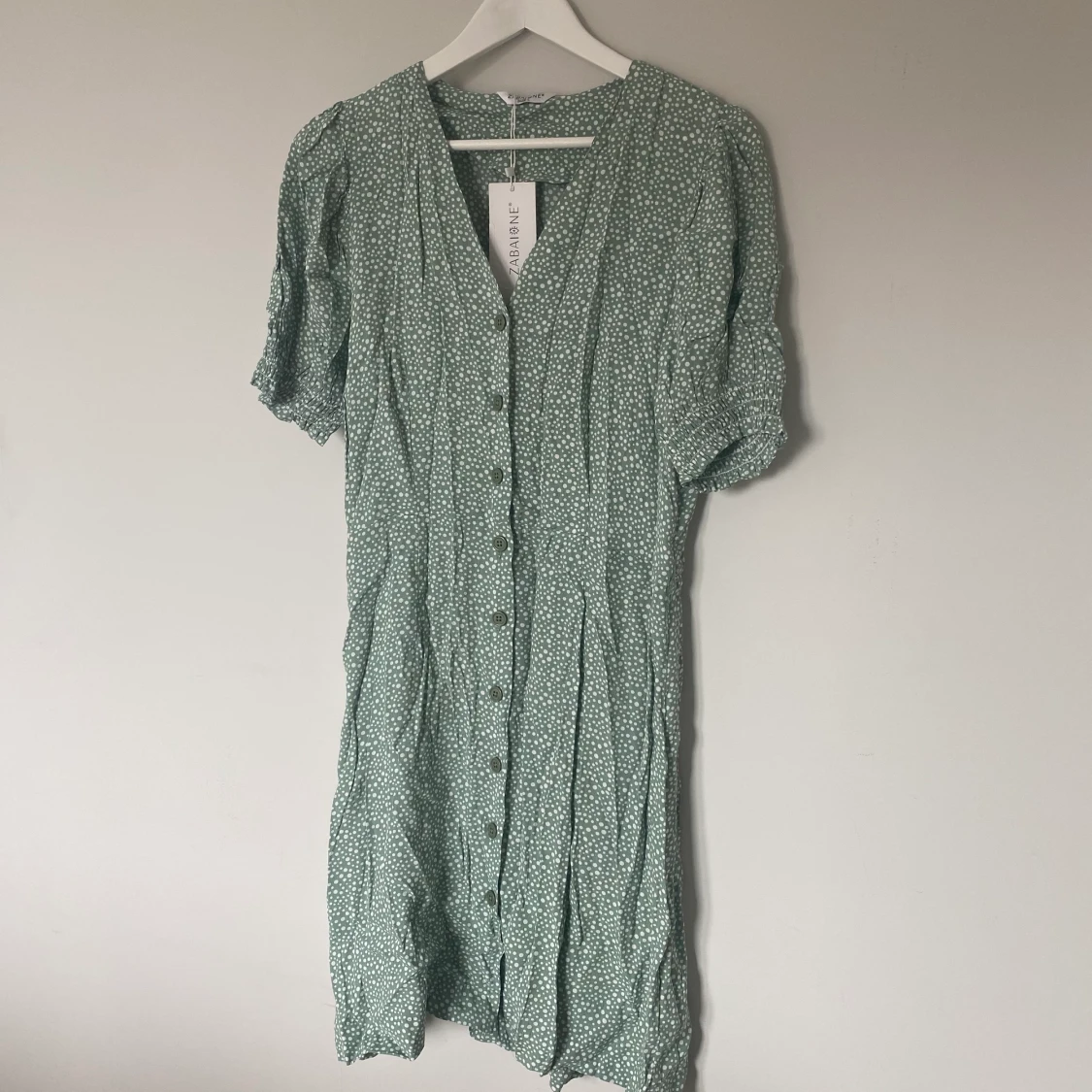 Grön prickig klänning med knappar