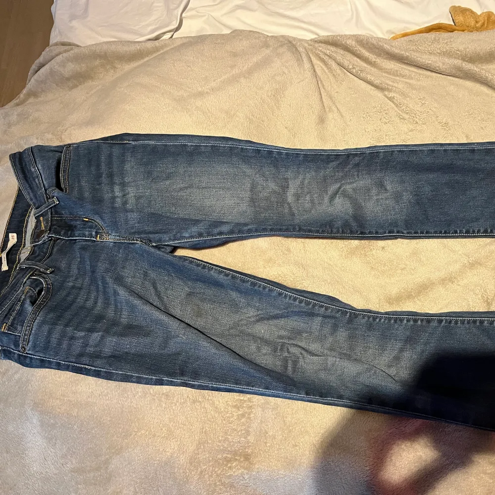 Ett par jättefina lågmidjade jeans från Levis. Dem har använts men är fortfarande i väldigt bra skick . Jag kan mötas upp i söder men annars står köparen för frakten!💕. Jeans & Byxor.