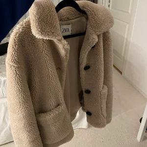 Zara jacka  - Super fin zara jacka som knappt är använd. Köpte för ca 600kr. Storlek xs men passar även s och kanske m beroende på hur man vill att den ska sitta💓går ej att köpa längre🤩