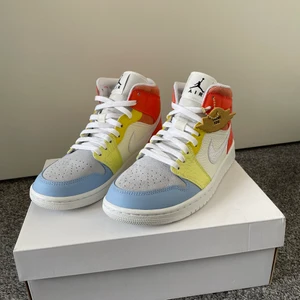 Jordan 1 Mid To My First Coach - Säjer mina limited edition Jordan 1 Mid To My First Coach. Nyskick, helt oanvända, bara testade ett fåtal gånger. Säljer pga att de inte kommer till användning. Passar bra på mig som har storlek 40.  Skriv om ni har fler frågor. 