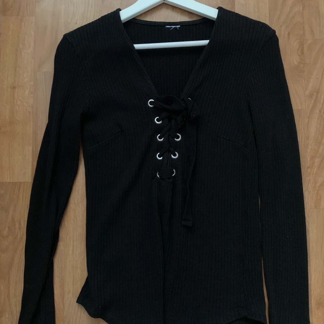 Ribbas tröja med snörning