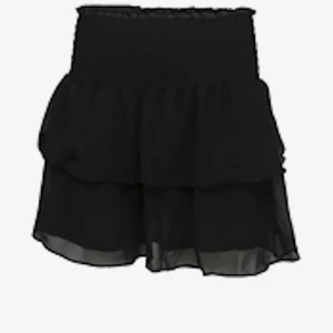 Chelsea kjol  - Jag säljer denna trendiga och super populära kjolen. Den är i nyskick och ändast använde några gånger💕 skriv privat för fler bilder💕