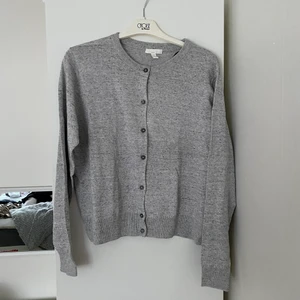 Grå kofta - Mysig kofta från H&M i storlek L. Ej använd 🤍 