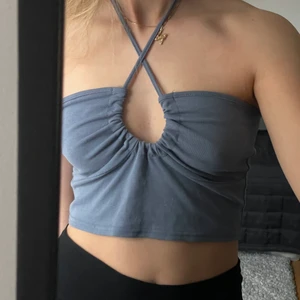 Sommar top - Knytbar sommartopp som kan bäras på olika sätt, helt ny