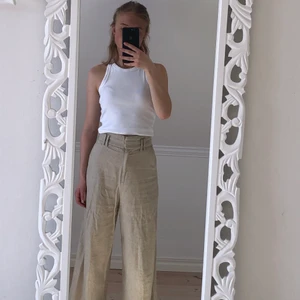 Linnebyxor - Vida linnebyxor ifrån H&M. Har fållor upptill. Lite croppde på mig som är 164cm. Knappt använda.