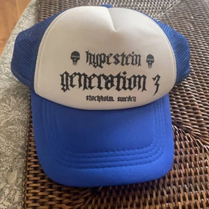 Keps - Jävligt snygg trucker hat från hypestein. Helt slutsåld. Använd 1 gång.