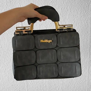 Handväska - Jättesöt och rymlig handväska i grått. Inga slitningar, som ny!❣️ säljer även en likadan i rött 