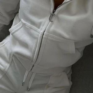 Superfint set från Juicy couture  - Säljer mitt fina vita set från juicy Couture! Använt en gång och tvättat! Jättefin kvalite 💖