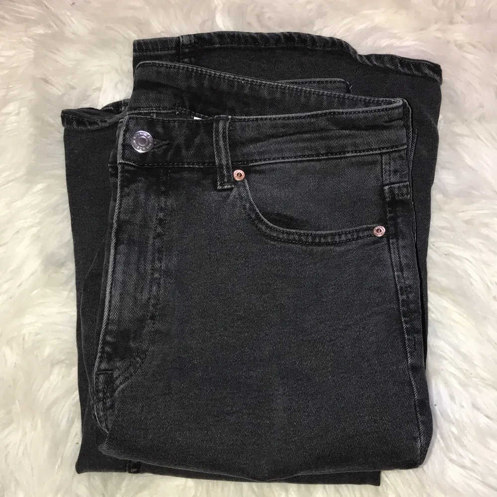 Säljer dessa bootcut jeans i strl 40 eftersom de ej kommer till användning. De är i fint skick och är användna 1 gång. Skriv gärna vid intresse! Köparen står för frakt.. Jeans & Byxor.