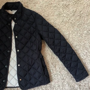 Blå GANT jacka i strl S, knappt använd - Säljer min blåa GANT jacka då den aldrig kommer till användning. Endast använd ett fåtal gånger så den är som ny 🌸 Storlek small och lätt fodrad, perfekt till våren ☀️