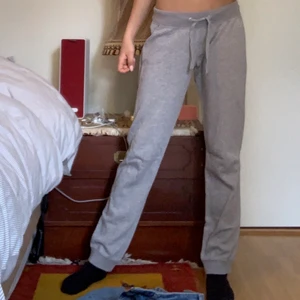 Mjukisbyxor - Super sköna mjukisbyxor som även finns i svart. Dem är rätt så använda men annars i bra skick. Hör av er om ni har frågor eller vill ha flera bilder💕