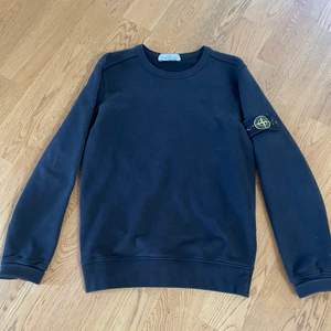 Säljer min svarta stone island crewneck, bra skick, använd hyfsat mycket och är väldigt skön, den är i storlek S. Funkar till allt