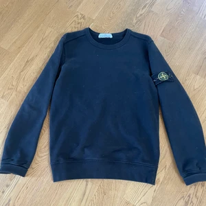 Stone island crewneck svart - Säljer min svarta stone island crewneck, bra skick, använd hyfsat mycket och är väldigt skön, den är i storlek S. Funkar till allt