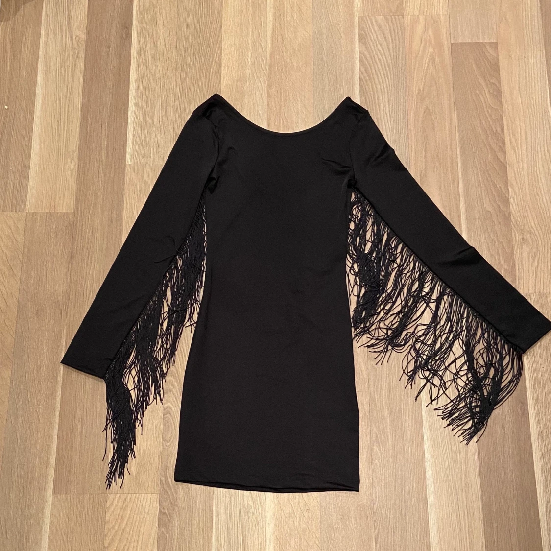 Kort klänning med fransar - 91