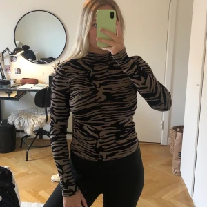 Polotröja i coolt mönster  - En lite tjockare polotröja med coolt mönster ifrån H&M.  Storlek xs (passar mig som annars har s/m). Andvänd fåtal gånger så är i nyskick! 