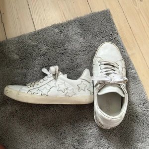 Zadig Voltaire Sneakers - Säljer dessa skitsnygga tidlösa Zadig skorna! Slutsålda på hemsidan och köpta för 2500kr. Relativt mycket använda men inga skador. Skriv för bilder!💕 Kan tänka mig att sänka pris vid snabb affär!