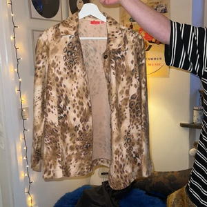 Leopardmönstrad skjorta ;) - Bra skick, köpt på second hand, aldrig använd ;)