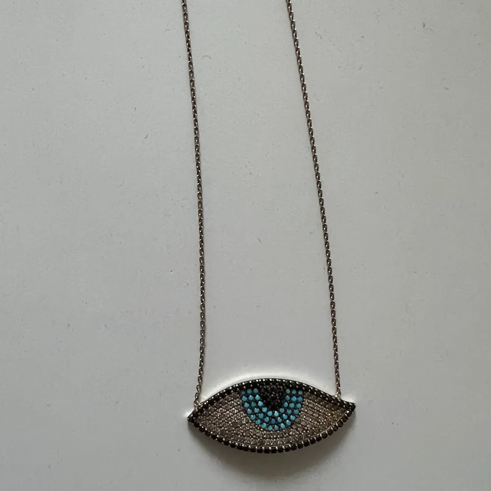 Evil eye necklace, in silver with zirconia, and beautiful light blue semi-precious stones,you can swim or take a bath with it🧿🧿🧿🧿. Accessoarer.