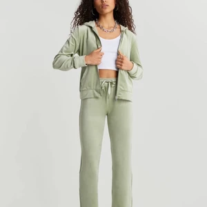 Green velour pants💚 - Gröna sköna mjukis byxor ifrån ginatricot, säljer då jag redan har ett par till fast i märket ”Juicy” så bestämde mig för att sälja dehär. Storlek smal men passar även Medium. 