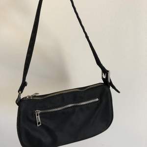Snygg svart och smidig väska från Weekday🌸🌸Frakt ingår ej💌