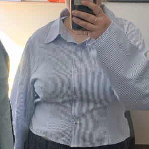 Oanvänd skjorta med knytning - Säljer en fin och helt oanvänd skjorta från Asos. Den är lite croppad som man knyter i bak för att få den passformen man vill ha. Så himla fin men säljs då den inte kommer till användning. 