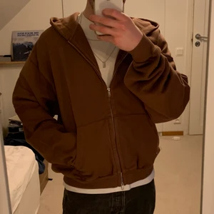 Brun zip hoodie från Rue Porter - Säljer denna ziphoodie som jag köpte ny! Endast provad, snygg och boxy passform. Toppkvalitet, 100% bomull. Säljes då den var lite för stor och returen krånglade :)