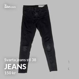 Svarta super skinny fit jeans, medium waist, storlek 38 i rätt så använt skick. Jätte sköna och sitter bra men jag tycker dom är för låga i midjan till mig. Ena benet är dock lite sne sytt och vrider sig lite, men inte alls mycket eller knappt märks. 