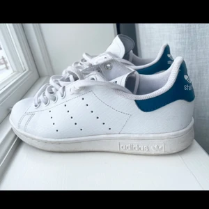 Stan Smith 38 - Jättefina Stan Smith i näst intill nyskick, använd max 5 gånger. De har ett litet mönster av någon form av skinn imitation vilket gör de lite mer speciella. Vid många intresserade startar jag budgivning där utgångspris är 370kr. Nya kostar ungefär 1000kr💗