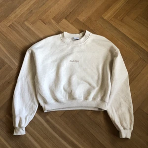 Rodebjer Koloman logo sweatshirt - Rodebjer koloman logo sweatshirt i färgen puffy white. Enbart använd ett par tillfällen, säljer pga har fler färger som används mer. Strl L, sitter snyggt på mig som är 174 och s/m. Ord pris 1195kr. Säljer för 700kr. Köparen står för frakt.