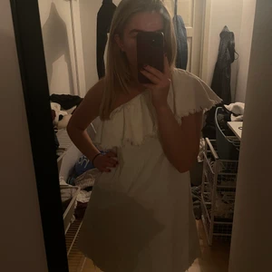 Klänning  - One shoulder klänning från Mango. Liknande jeanstyg. ❤️ köparen står för frakten! 