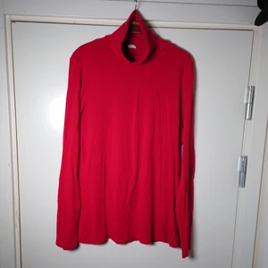 Röd polo - Röd polotröja, vintage från HM. Storlek XL men mer som M/L🌱