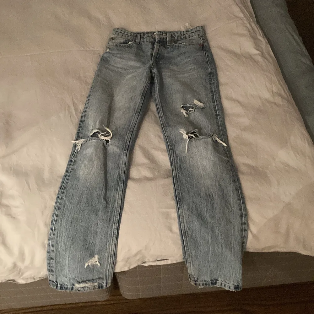 Straight jeans med slitningar ifrån zara! (Mid waist). Jeans & Byxor.