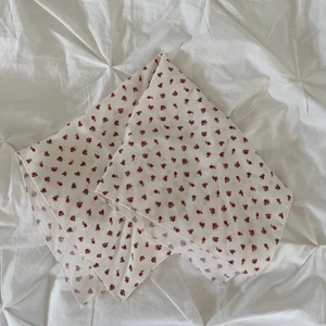 Hårband från Brandy Melville - Så fint hårband/scarf från Brandy Melville! Verkligen så somrig och vårig!! Väldigt fin att ha i håret💕