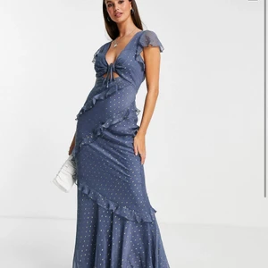 Asos balklänning - Säljer denna slutsålda balklänningen ifrån asos. Helt ny med alla lappar kvar. Stl 34. 