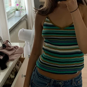 Stickad topp - Så fin stickad topp från hm. Stolek S. Korsad i ryggen. Vintage men helt oanvänd. Som ny. Köpare betalar för frakt.