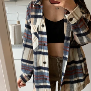 Rutig vårjacka - Från Zara! Säljes pga är inte min stil längre. Men superfin och tunn, perfekt nu till våren & sommaren! I fint skick :) 