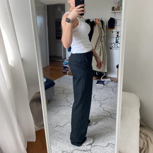 Byxor - Svarta/mörkgråa kostymbyxor med kritstrecksränder. Storlek 40 men passar mig som brukar ha s/m. Jag är 167 för referens. Pris inklusive frakt!!!❤️❤️❤️