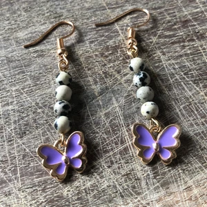 Örhängen med dalmatiner jaspis  - Handgjorda örhängen med äkta dalmatiner jaspis 🤍🤎 betalning via swish 🥰