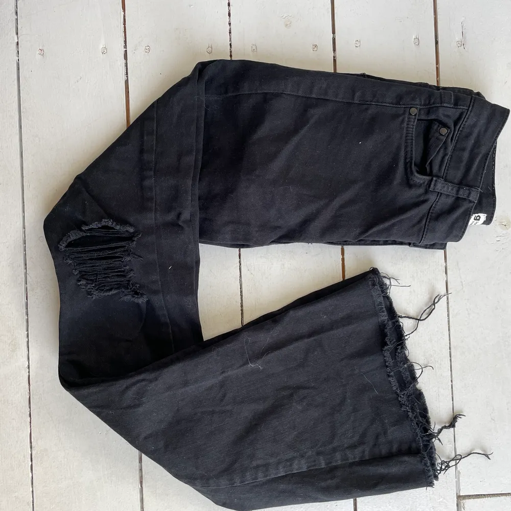 Jätte snygga svarta jeans med hål på knäna! I väldigt bra skick! . Jeans & Byxor.