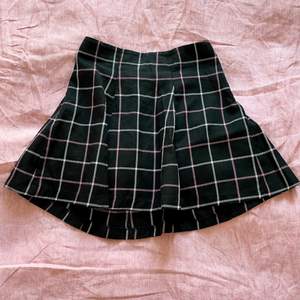 Rutig kjol från divided som jag ej använder. Liten i storlek