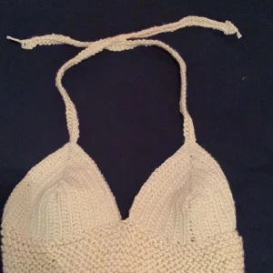Virkad topp strl A-C - Handgjord topp i strl A B C, den är justerbar och man knyter vid nacken och ryggen. Har aldrig använt den bara testat den 1 gång men kunde inte använda den ute för det var ganska kallt❤️