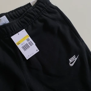 Svarta Nike Byxor  - Köptes för drygt 2/3 månader sedan men aldrig använda då de köptes i fel storlek och inte går att lämna tillbaka. Pris kan diskuteras och köparen står för frakten, Säljer åt min bror.