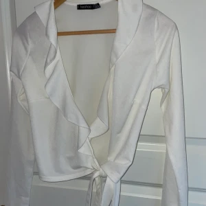 Vit volang topp - Vit volanger långärmad. Aldrig använd 