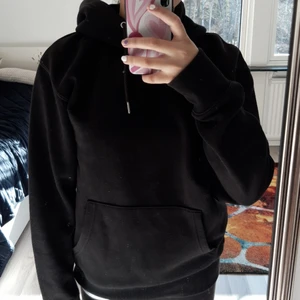 Hoddie från Jack&Jones - Superfin svart hoddie den har kommit till användning fast ser super ut ! 🖤