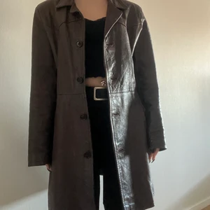 Läderkappa - Så sjukt snygg är den! Men måste rensa garderoben så denna får tyvärr säljas :(( Köpte den för 800 och det är jättebra skick.