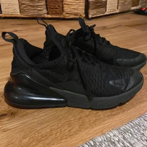 Nike skor  - Nike Air 270 dam, köpta 2021 men i bra skick, används aldrig längre och vill bli av med de snabbt därav priset! Nypris: 1700kr 