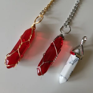 Halsband glassten, 2st + hänge - 2 st halsband m fin röd "point"sten, kristall i glas. Kedja (1 st guldfärg + 1 st silverfärg) längd ca 44cm. Även ett hänge vit/grå.