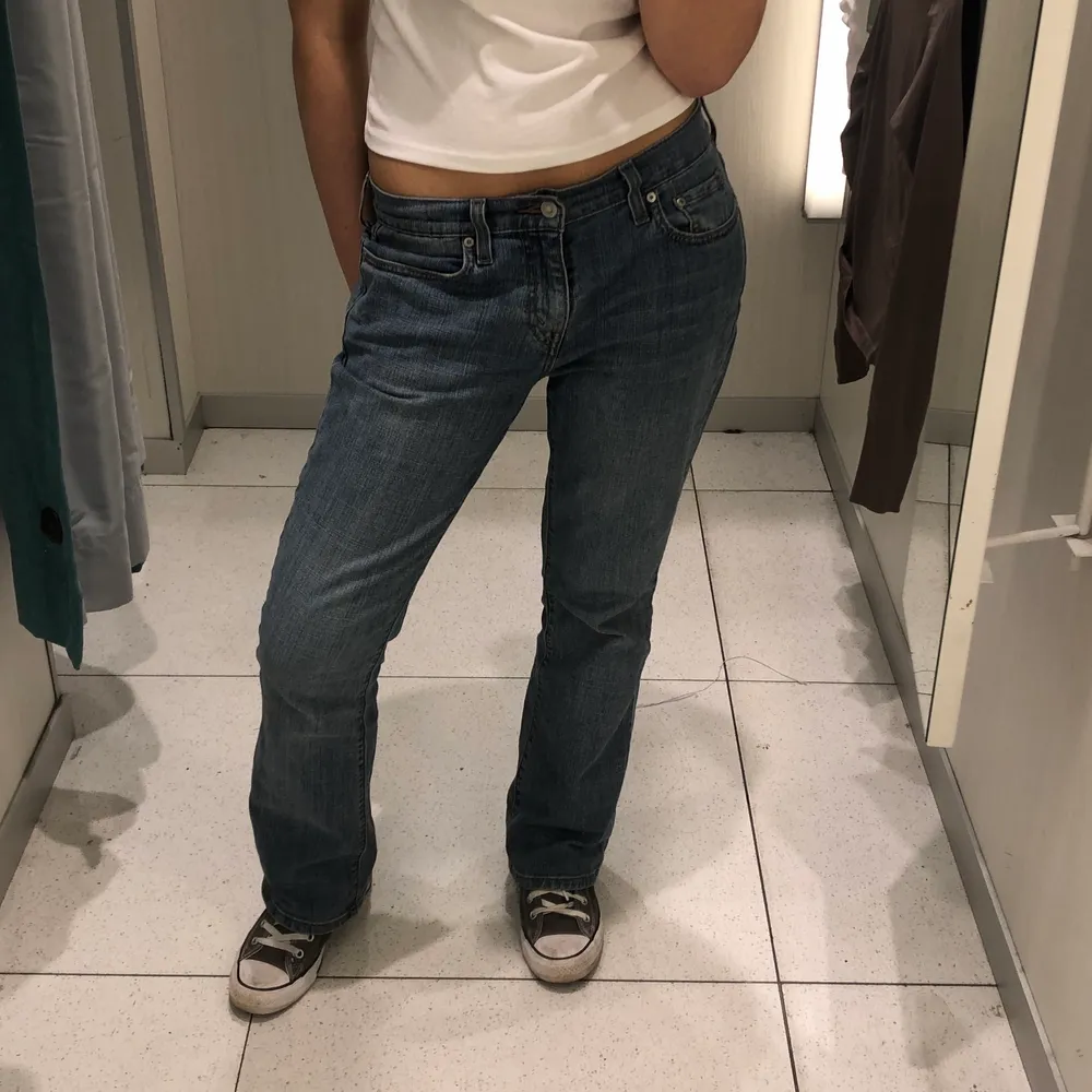 Säljer nu mina super snygga Levis jeans då dom inte kommer till så mycket användning ❤️ jag har vanligen w 28. Jeans & Byxor.