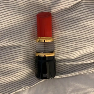 Glasläppstift från Kosta Boda - Litet glasläppstift från KOSTA BODA. Köpt för 399kr. Nyskick med alla klistermärken kvar.