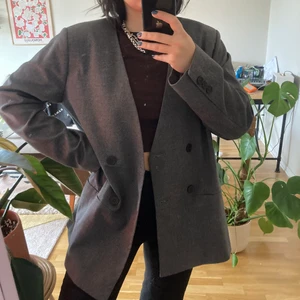 Grå kavaj  - Grå oversized kavaj från monki i storlek S! Kavajen är utan krake vilket är lite unikt ✨ fint skick! 